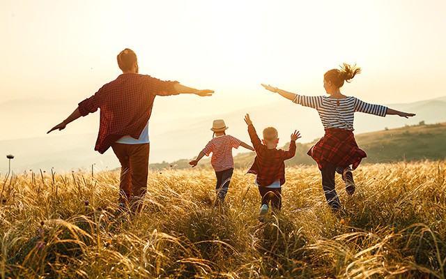 Familie l&auml;uft gemeinsam durch die Natur