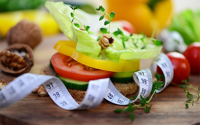 Gesunder Snack mit Gem&uuml;se auf Brot, Ma&szlig;band im Vordergrund